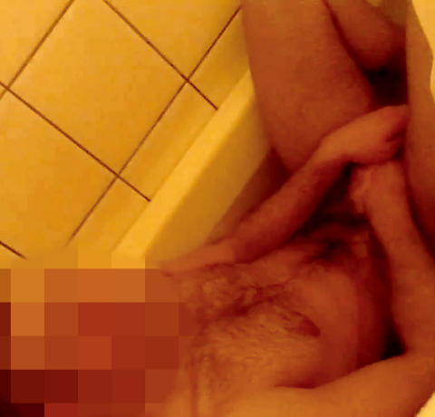 I BADEKARET: To gutter blir tatt p� fersken i badekaret. Foto: Privat/Youtube
