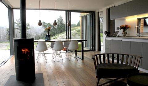 PANORAMA: De store glassvinduene �pner for en fantastisk utsikt fra oppholdsrommet. FOTO: Pietro Russo