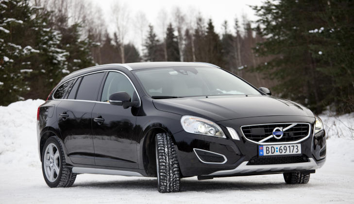 STOR SIKKERHETSPAKKE: Volvo V60 har blant annet sensorer for adaptiv cruisekontroll og kollisjonsvarsler. Foto: SVEINUNG U. YSTAD STOR SIKKERHETSPAKKE: Volvo V60 har blant annet sensorer for adaptiv cruisekontroll og kollisjonsvarsler. Foto: SVEINUNG U. YSTAD