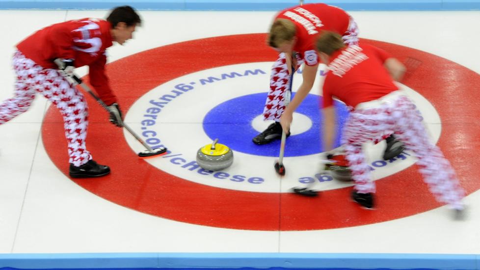 MOT SLUTTSPILL: De norske curlinggutta syntes seieren over erkerival Sverige smakte godt.Foto. SCANPIX/EPA/JEAN-CHRISTOPHE BOTT