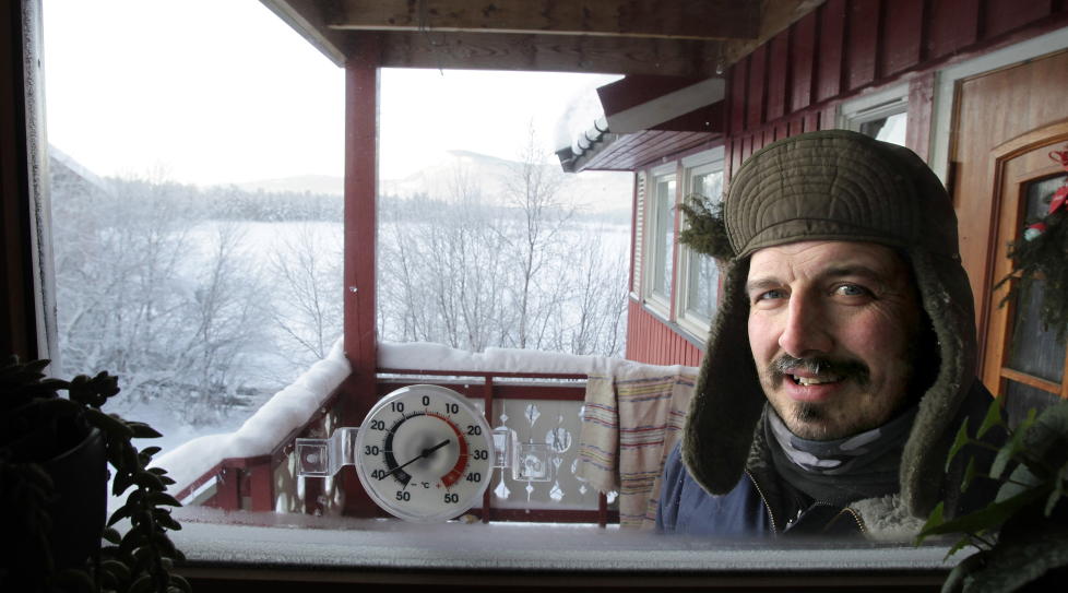 SPRENGKULDE: I kuldeperioden i januar i �r viste gradestokken til Stig Roger Nilsen (44) i Grimsbu i Folldal godt og vel 40 minusgrader. N� peker en forskningsrapport mot at kulda kan skyldes global oppvarming. Foto: Hans Arne Vedlog/Dagbladet