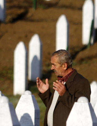 Kriminalteknikere �pnet ny massegrav i Srebrenica