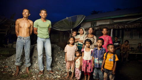 MISTET LAND: Dagbladet m�tte i fjor urbefolkning i Ache-provinsen i Indonesia. Rasidyin og Aliyus med familiene sine forteller hvordan de har mistet landet sitt fordi myndighetene oppga det til palmeoljeplantasjer. Foto: Sigurd Fandango / Dagbladet