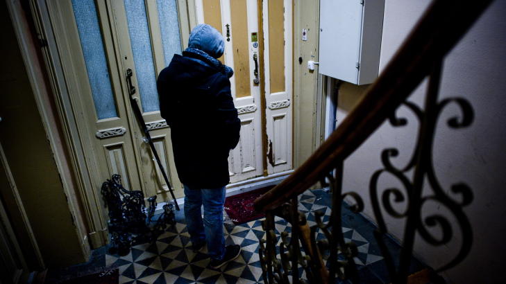SIER HAN BLE ANGREPET: Denne mannen har anmeldt sin tidligere arbeidsgiver for vold. Arbeidsgiveren, som driver med fiskesalg fra bil, er siktet i saken, men hevder han handlet i n�dverge. If�lge siktelsen br�t han seg gjennom d�ra p� bildet mens forn�rmede l� og sov. Foto: H�kon Eikesdal/Dagbladet