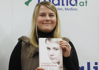 OM FANGENSKAPET: Natascha Kampusch har skrevet bok om sine 3096 dager i fangenskap hos Wolfgang Priklopil. Foto: SCANPIX/ AFP PHOTO/ DIETER NAGL