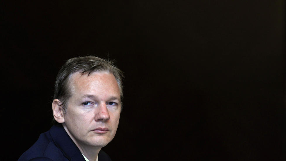 P�GREPET I G�R: Julian Assange har kun snakket noen f� minutter med sin advokat, men er ved godt mot. Foto: Reuters/Scanpix