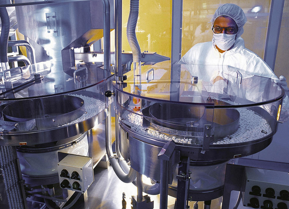 TRILLER PILLER: En ansatt p� Bayer-fabrikken i tyske Bitterfeld inspiserer aspirinproduksjonen i november 2002. Foto: AP/Bayer AG/Scanpix