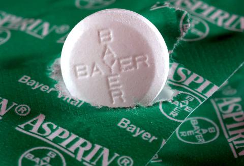 GUNSTIG OG SKUMMEL: Selv om daglig inntak av aspirin kan redusere d�deligheten ved kreft og hjerte- og karsykdommer, kan det ogs� f�re til bl�dninger i magen. Foto: EPA/MARTIN GERTEN/SCANPIX