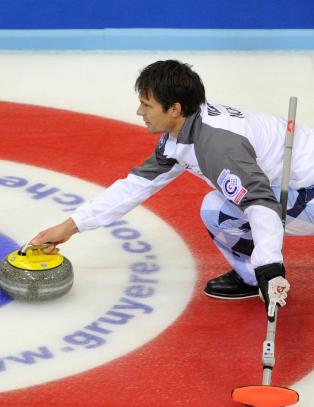 Curlinggutta feide isen med Nederland