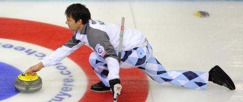 Curlinggutta feide isen med Nederland