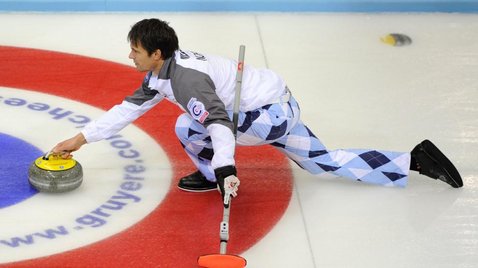 I RUTE(R): Skip Thomas Ulsrud i aksjon mot Nederland.Foto: SCANPIX/EPA/JEAN-CHRISTOPHE BOTT