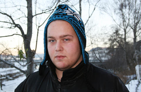 SJOKKERT: Jonas har varslet politiet om kattedrapet. - Det var forferdelig, sier han om synet. Foto: Edna M. Hovden/S�vesten