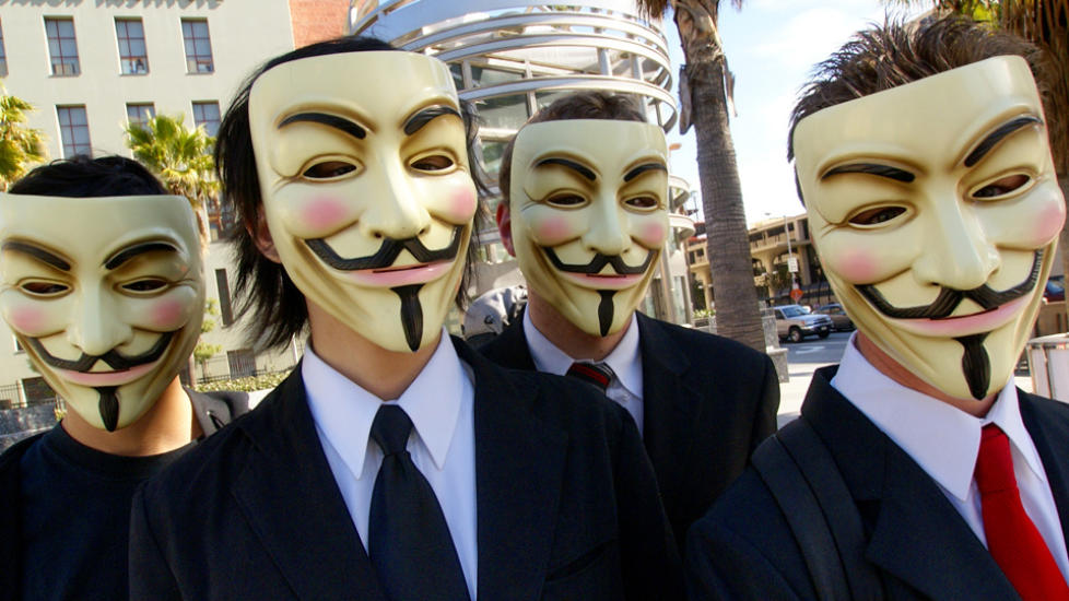 OPERATION PAYBACK:  Den l�st sammensatte gruppa kaller seg Anonymous. Her poserer noen av dem med Guy Fawkes-masker i 2008, da gruppa sto bak en angrep mot Scientologikirken. . Foto: Wikimedia Commons
