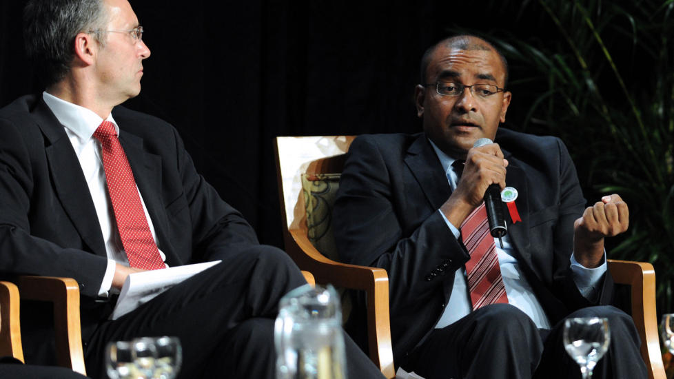 LURER P� HVOR PENGENE BLIR AV: Guyanas president Bharrat Jagdeo (t.h) takker Norge og Jens Stoltenberg for gener�siteten, men etterlyser bedre systemer for � sikre at pengene faktisk dukker opp. Foto: AFP PHOTO/Juan BARRETO.