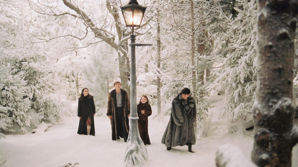 DET MAGISKE LANDET: En lyktestolpe midt i skogen er det f�rste Pevensie-s�sknene f�r se n�r de ankommer eventyrlandet Narnia. Noe av det uimotst�elige ved C. S. Lewis' b�ker er hvordan de blander det magiske med det hverdagslige.
