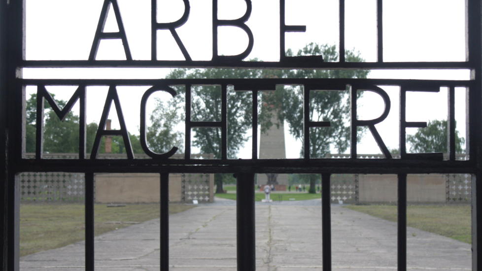 HVA SKJEDDE? Ble de tre kommunistene Kristian Mugaas, Carsten Aaseb�e og K�re Hagen forr�dt av sine norske medfanger her i Sachsenhausen?

Foto: Asbj�rn Svarstad