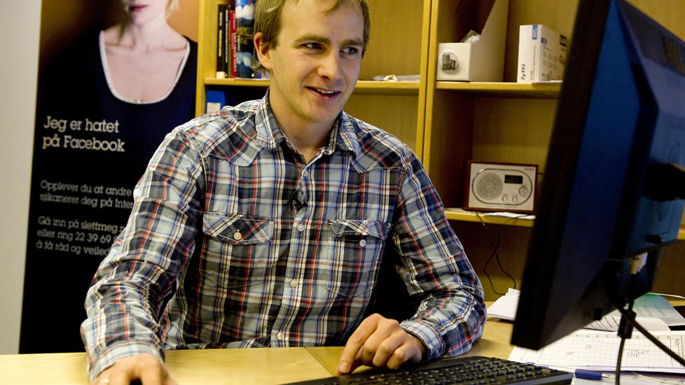 ADVARER:  Ole Morten Knutsen som jobber i Datatilsynets nettsted slettmeg.no, advarer mot uomtenksom publisering av fyllevideoer p� nettet. Foto: �istein Norum Monsen
