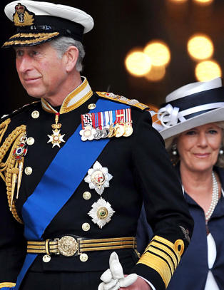 Charles og Camilla angrepet av mobb