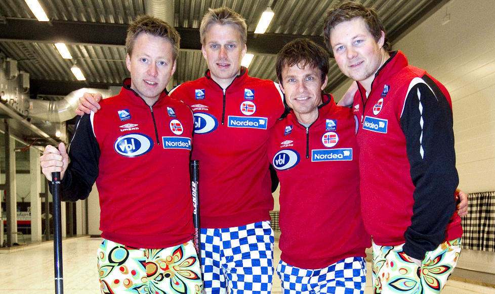 FINALE: OL-s�lvvinner Thomas Ulsrud (nummer to fra venstre) ledet torsdag Norges curlingmenn til finale i EM. Foto: Gorm Kallestad / Scanpix