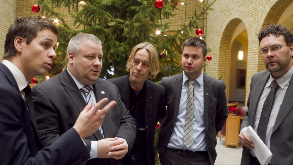 STERKT UENIGE: Det er uklokt � presse gjennom et vedtak om datalagringsdirektivet n�, mener de fem politikere (f.v.) Knut Arild Hareide (KrF), B�rd Hoksrud (Frp), Hallgeir Langeland (SV), Geir Pollestad (Sp) og Helge Solum Larsen (V). Foto: Heiko Junge / Scanpix