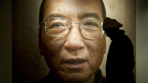  Mener Liu er �ekstrem�:  Vel, du kan si at det at Liu st�r for en amerikanisering av det kinesiske samfunn, er ingen grunn til � sette ham i fengsel, ut fra v�rt synspunkt. Men fra Kinas synspunkt er dette kontrarevolusjon�r virksomhet, sier Galtung. AFP PHOTO/ODD ANDERSEN