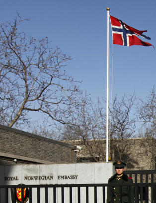 Bare politi utenfor den norske ambassaden i Kina
