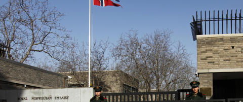 Bare politi utenfor den norske ambassaden i Kina