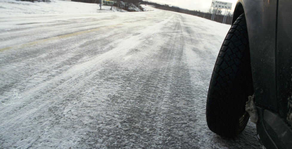 FARLIG:  Underkj�t regn s�rger for at veiene i deler av Hedmark og Oppland er sv�rt glatte. Statens vegvesen advarer og ber bilister v�re vaktsomme p� veiene. Illustrasjonsfoto: Knut Moberg / Dagbladet