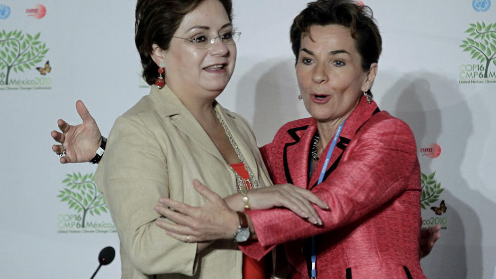  VEDTATT:  Mexicos utenriksminister Patricia Espinosa (til venstre) banket gjennom slutterkl�ringen fra klimam�tet i Cancun i fomiddag norsk tid - natt til l�rdag Mexico-tid. Her sammen med en av sjefene for FNs klimaarbeid (UNFCCC), Christiana Figueres. FOTO: HENRY ROMERO, REUTERS/SCANPIX.