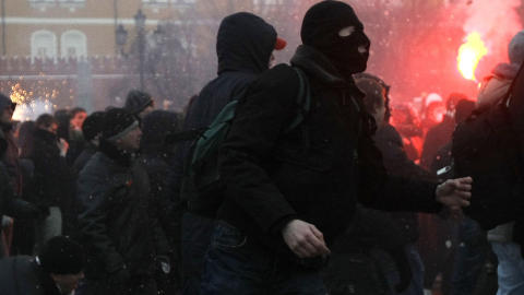 KASTET STEIN OG FLASKER: Oppr�rspolitiet m�tte bruke batonger for � f� kontroll p� supporterne, som svarte med � kaste stein, flasker og r�ykbomber. Foto: AP Photo/Misha Japaridze