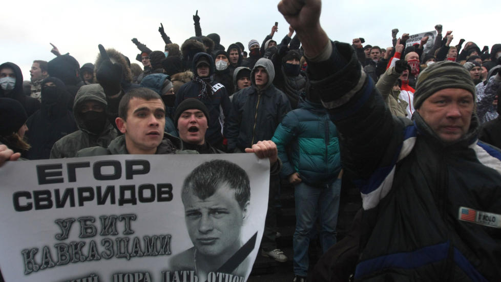 FLERE SKADET: Rundt 2000 fans samlet seg i en demonstrasjon for den avd�de supporteren Jegor Sviridov, som ble skutt og drept under br�k mellom tilhengere og innflyttere fra Nord-Kaukasus. Foto: AFP PHOTO/ ANDREY SMIRNOV
