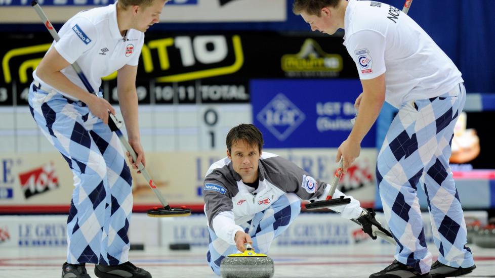 EM-MESTER: Thomas Ulsrud og hans mannskap vant curling-EM. Foto: AP Photo/Keystone, Jean-Christophe Bott