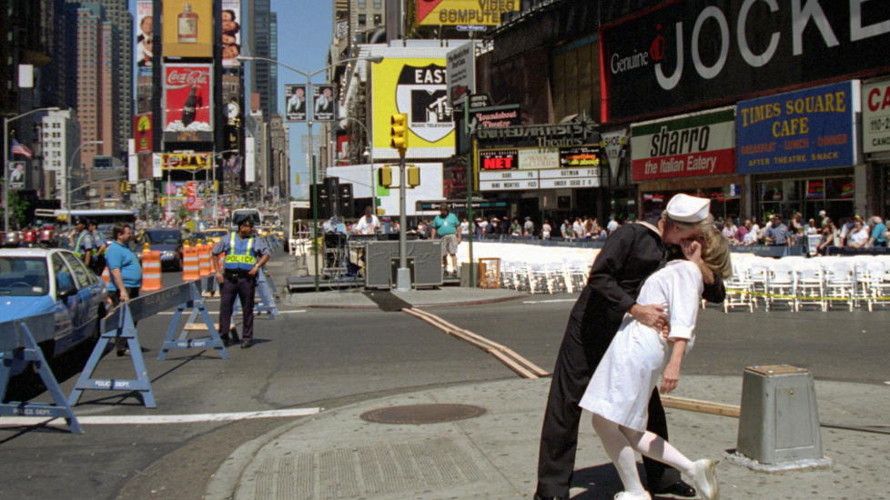 UT � SE P� DAMER: Denne rekonstruksjonen av Albert Eisenstaedts ikoniske bilde av soldaten som kysser en sykepleier p� Times Square 14. august 1945 da andre verdenskrig var over, fanger noe av stemningen i Edith K. B�rresens dikt. Les ogs� historien om sykepleieren som kysses, tilfeldigvis en navnes�ster av Edith! Foto: AP PHOTO/FRANK ROSS