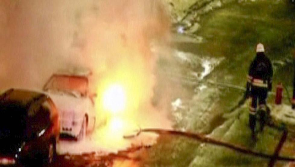 TERROR: Bildet viser en brannmann som fors�ker � f� kontroll over flammene i Stockholm l�rdag ettermiddag. Politiet mener mannen som var ansvarlig for eksplosjonene, er den samme som sendte en e-post med varsel om at det skulle skje et angrep. Foto: REUTERS/SCANPIX