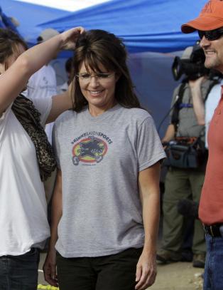 Palin pynter seg for kolerasyke p� Haiti - eller for kameraene?