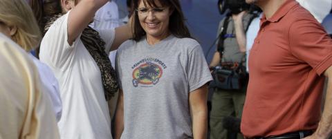 Palin pynter seg for kolerasyke på Haiti - eller for kameraene?