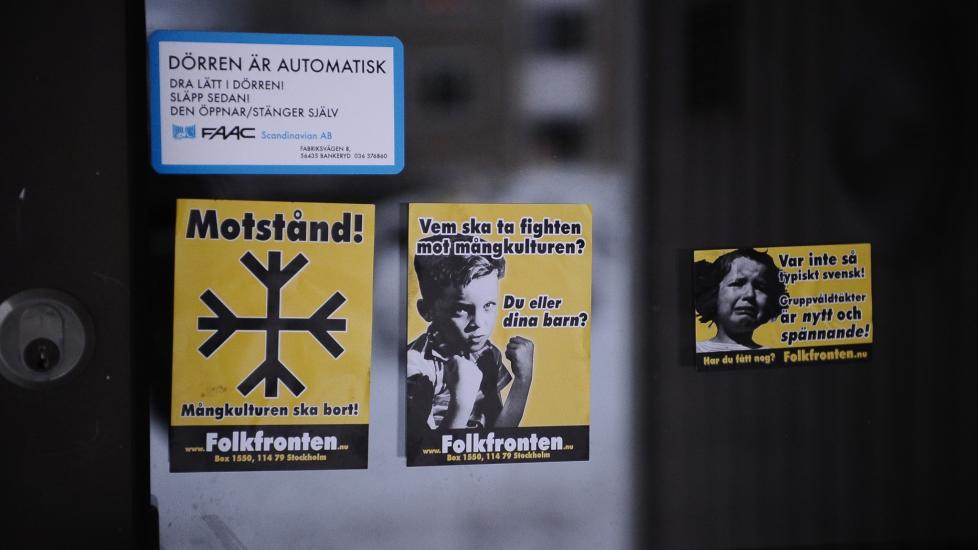 SLAGORD: Disse rasistiske slagordene m�tte beboerne i blokka der familien til den antatte selvmordsbomberen bor i Tran�s i Sverige i dag tidlig. Foto: H�kon Eikesdal