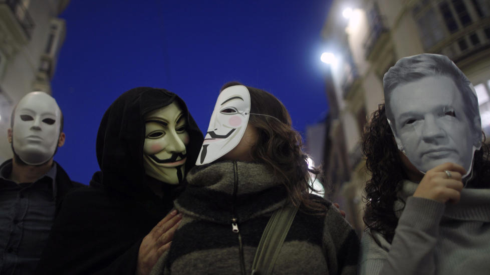MASKERT: Guy Fawkes-maska fra filmen Vendetta er blitt Wikileaks-hackernes varemerke, som demonstrert p� disse spanske tilhengerne av bevegelsen. Den norske fl�yen varsler at de vil ta grep om datalagringsdirektivet (DLD) blir innf�rt. Foto: REUTERS/Jon Nazca/Scanpix