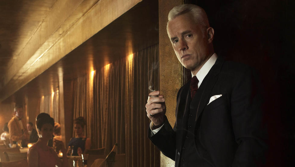 TV-LITTERATUREN LEVER: I fjerde sesong av �Mad Men� skriver reklamebyr�partneren �Roger Sterling� (spilt av John Slattery) sine memoarer, �Sterling?s Gold�, som det amerikanske forlaget Grove Press n� har utgitt p� ordentlig. Foto: FRA SERIEN