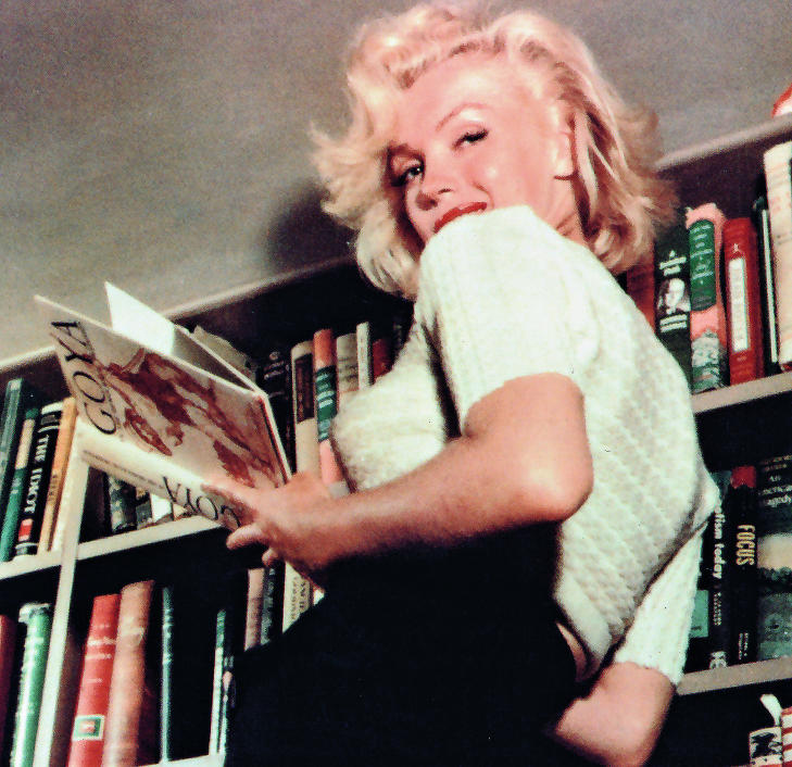  Lesehest: Marilyn foran bokhylla. Hun omga seg med b�de b�ker og forfattere, og var gift noen �r med dramatikeren Arthur Miller. Foto: forlaget.