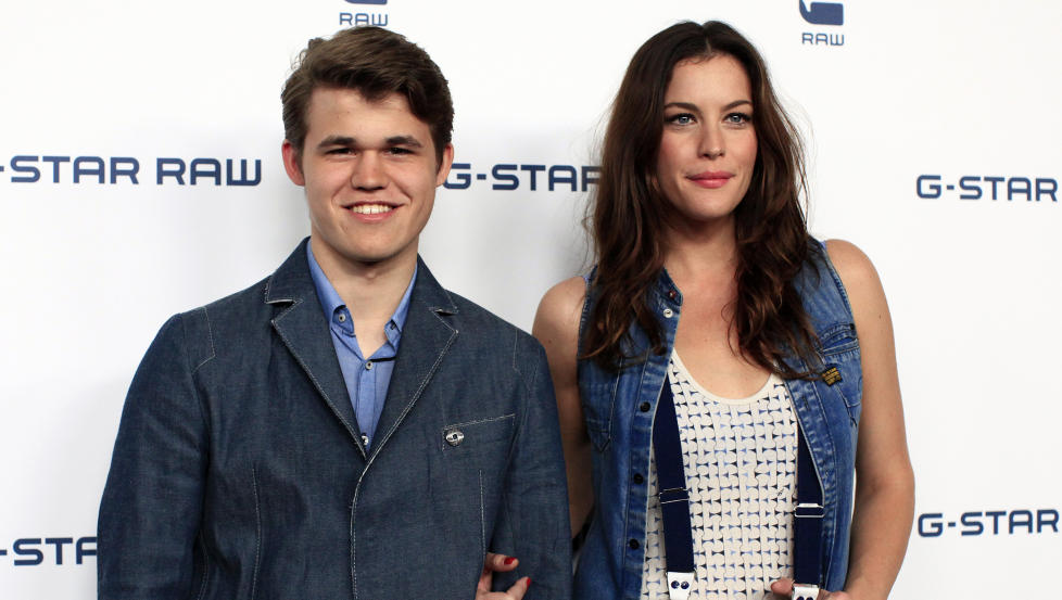 MOTEL�VE: Magnus Carlsen ble kjent som mer enn en sjakkspiller i 2010. Her poserer han med skuespilleren Liv Tyler, som han frontet en motekampanje sammen med. Foto: REUTERS/Scanpix