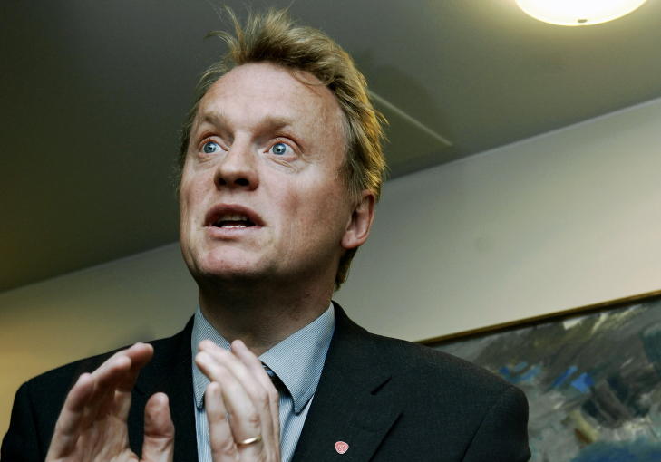SENDT UT FOR � RETTE OPP: Partisekret�r Raymond Johansen (Ap) m�tte ut p� morgenen i dag for � rette opp i Jens' tabber. 

Foto: STEINAR BUHOLM / Dagbladet.