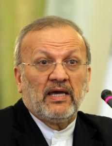 Ahmadinejad sparker utenriksministeren