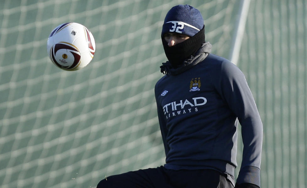 TILBAKE P� TRENING: Men Carlos Tevez blir ikke med laget til Torino, der City m�ter Juventus i Europa League. Dette bildet er hentet fra en tidligere trening. Foto: (AP Photo/Jon Super)