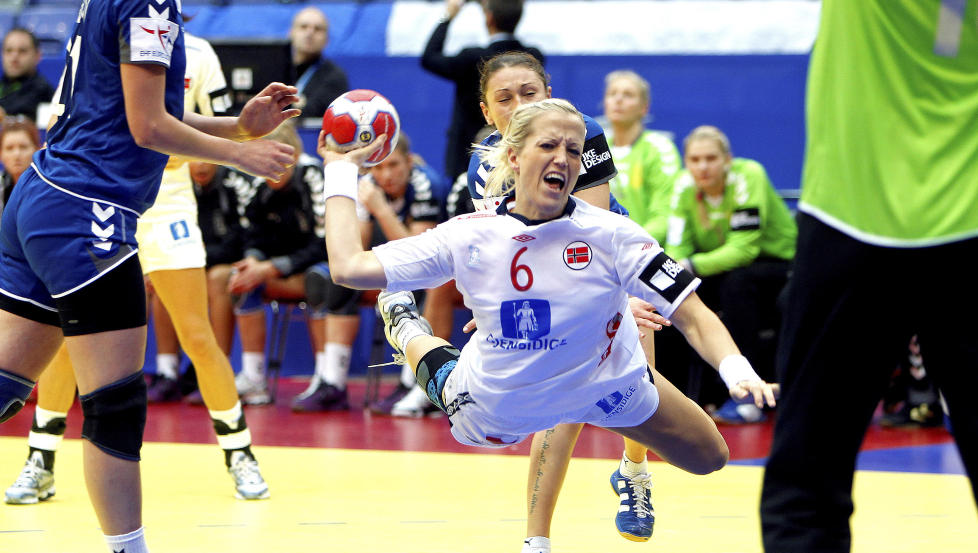 SYKT GOD: Heidi L�ke kom tilbake fra sykdommen med et smell og ble Norges toppscorer med seks m�l mot Ukrania. Foto: GORM KALLESTAD/REUTERS/SCANPIX