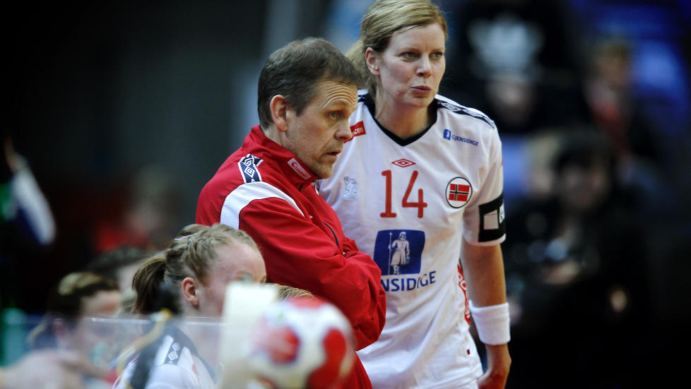 FLINK TRENER: Thorir Hergeirsson ga alle jentene sjansen til � rette opp feilene sine og fikk betalt i form av et lag med fornyet selvtillit. Foto: Bj�rn Langsem / Dagbladet.