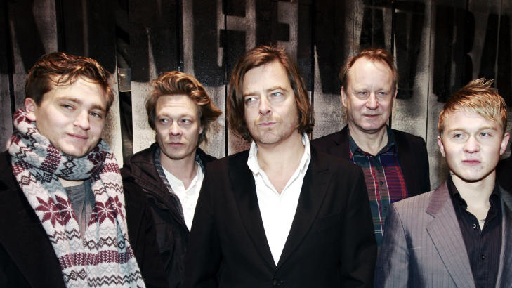 GUTTA: Benjamin Helstad (f.v.), Kristoffer Joner, regiss�r Marius Holst, Stellan Skarsg�rd og Trond Nilssen poserer utenfor Colosseum kino f�r premieren p� filmen Kongen av Bast�y.
Foto: Erlend Aas / Scanpix