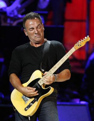 Her kan du se eksklusiv intimkonsert med Bruce