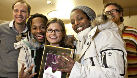 WIMP-PRIS 2010: Madcon, Yosef Wolde-Mariam og Tshawe Baqwa. Til venstre Per Einar Dybvik, foran Synn�ve Kv�le og til h�yre Sveinung Rindal i Wimp. Foto: Anders Gr�nneberg