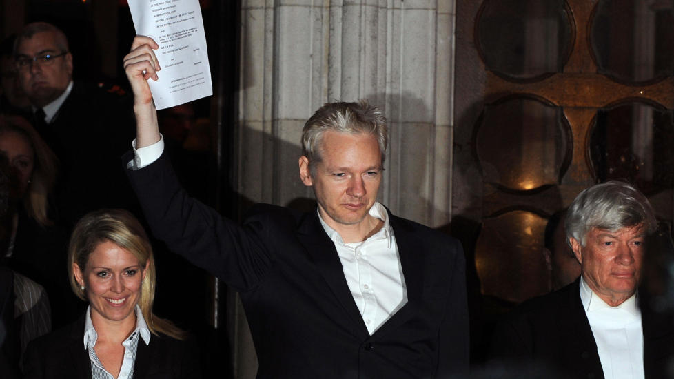 I FRIHET: Julian Assange g�r her ut i frihet.  AFP PHOTO/BEN STANSALL
